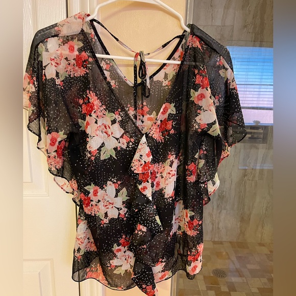 Super cute butterfly sleeve blouse - Picture 1 of 5